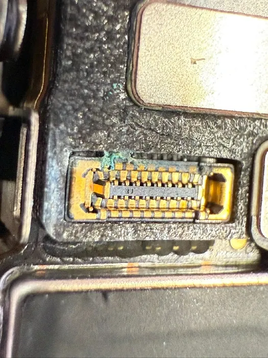 Oxidace konektoru po kontaktu telefonu s kapalinou